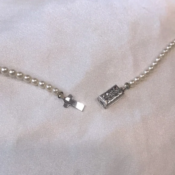 ⭐️ Authentic Dior Pendant Pearl Choker Necklace 💫 - Picture 6 of 10
